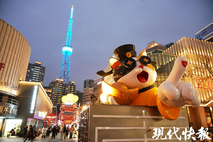 “招財喵”手捧金元寶指你發(fā)財