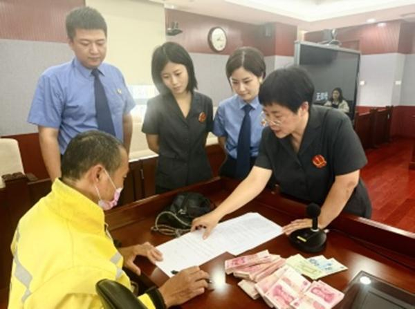 2025年9月15日，北京市第二中級人民法院當庭出具調解書，謝中賢拿到了剩余賠償款。受訪者供圖