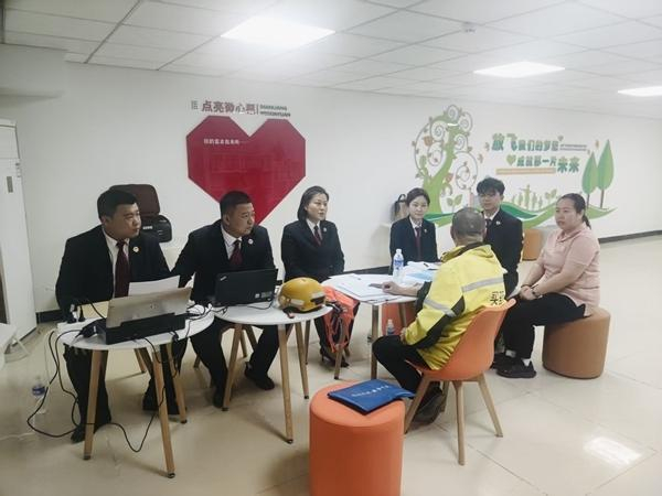 2025年4月29日，北京市人民檢察院第二分院、法律大興區(qū)人民檢察院辦案人員前往謝中賢所在社區(qū)走訪。保衛(wèi)<strong></strong>受訪者供圖