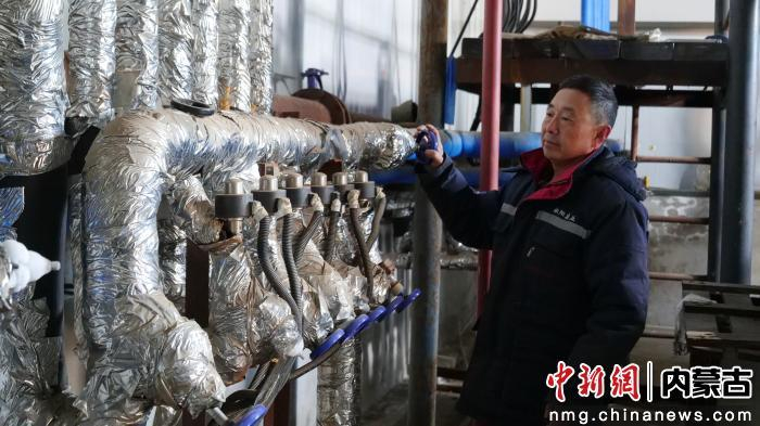 王洪瑞者正在查看冷庫(kù)設(shè)備。 高默含 攝