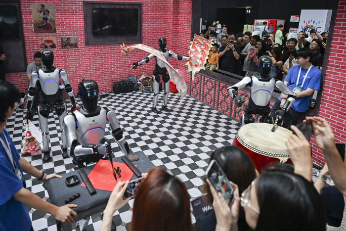 2025年7月29日，在上海2025世界人工智能大會上，智元機(jī)器人進(jìn)行“才藝”展示，吸引參觀者駐足觀看。新華社照片