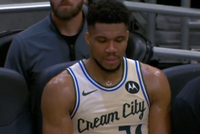 好像是哭了？雄鹿主场惨败 末节时字母哥情绪激动 深呼吸无奈摇头