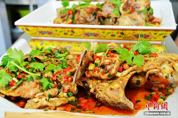 隆冬時(shí)節(jié)，甘肅省慶陽(yáng)市環(huán)縣毛井鎮(zhèn)大件羊肉農(nóng)家樂(lè)里熱，一羊興鎮(zhèn)色香味俱全的大件大件羊肉。環(huán)縣融媒體中心供圖