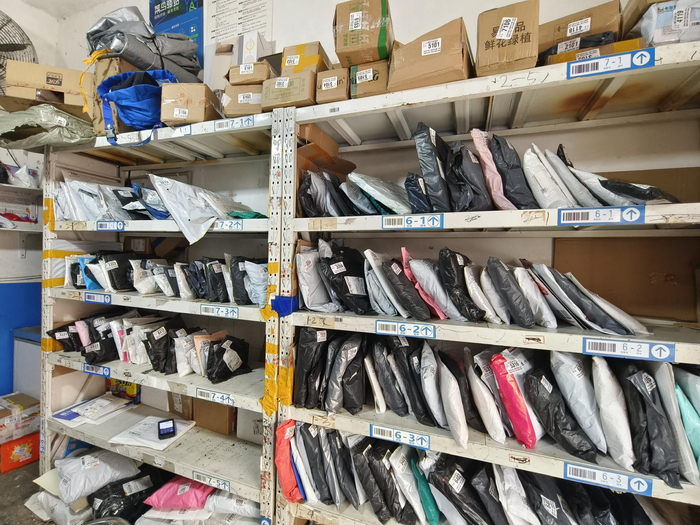 某家快递驿站内部货架