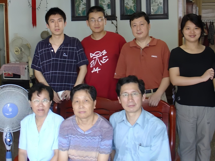 ▲戴明博在福建莆田的家庭合照，右下1为戴建生，左上1为戴明博（图源：公众号angrysprite不可言喻）