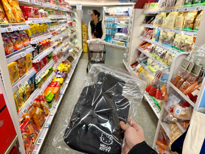 挑选御寒用品，要注意选择正规厂家安全生产的用品。劳动报记者贡俊祺 摄影