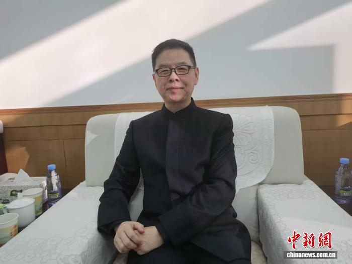 圖為南京師范大學(xué)教授酈波在準格爾旗作講座時接受記者采訪?！　　≈行戮W(wǎng)記者 李愛平 攝