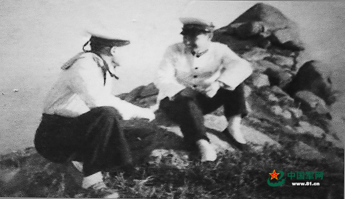 　　上世纪60年代，官兵课余时间开展谈心交心（资料图片）。