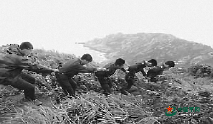 　　上世纪末，官兵通过险难巡逻路段（资料图片）。