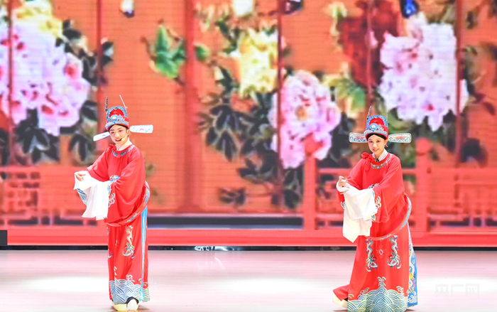 黃梅戲大聯(lián)唱演出現(xiàn)場（央廣網(wǎng)發(fā) 蜀山區(qū)供圖）