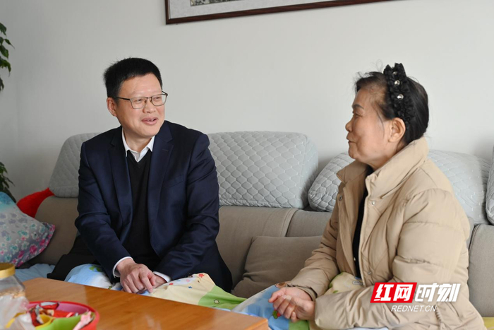 徐樂（左）在群眾家中走訪。