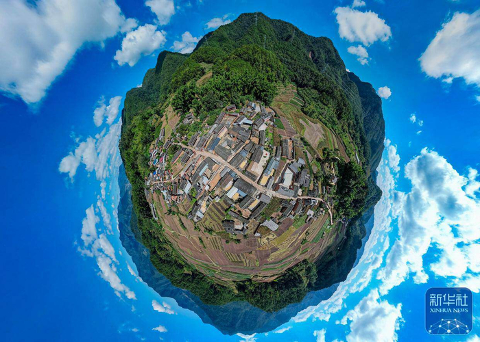 孔雀屏村曾是茶馬古道上的一個(gè)驛站，中間道路是曾經(jīng)的茶馬古道（無(wú)人機(jī)球形全景照片）。新華社記者 陳欣波 攝