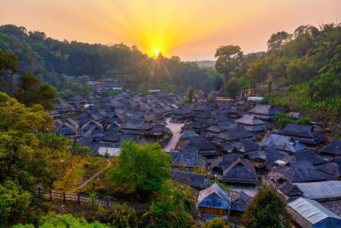 △在山林掩映中的糯崗古鎮(zhèn)在光影中顯得更加古樸。王毅/攝