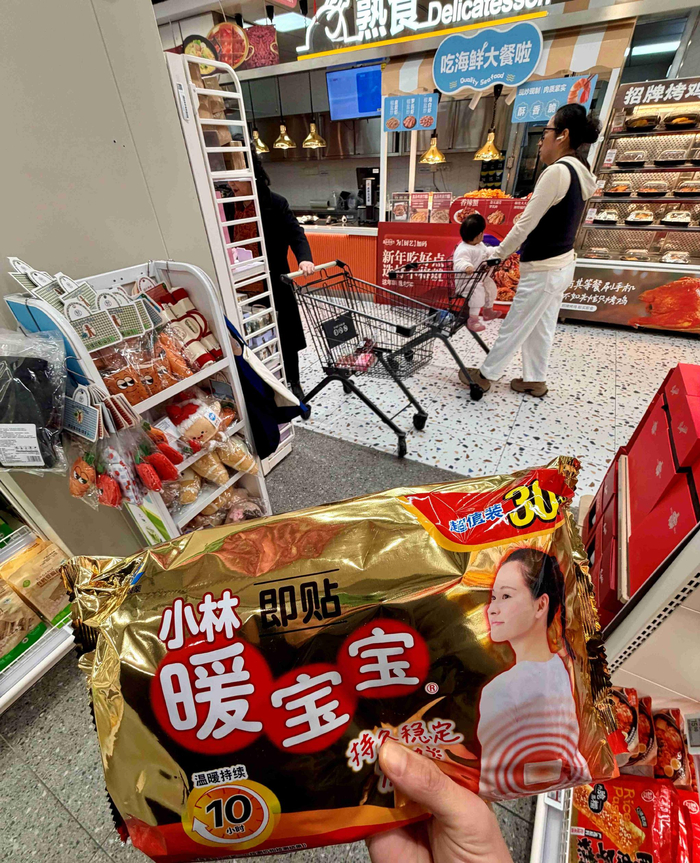 市民挑选“暖宝宝”。劳动报记者贡俊祺 摄影