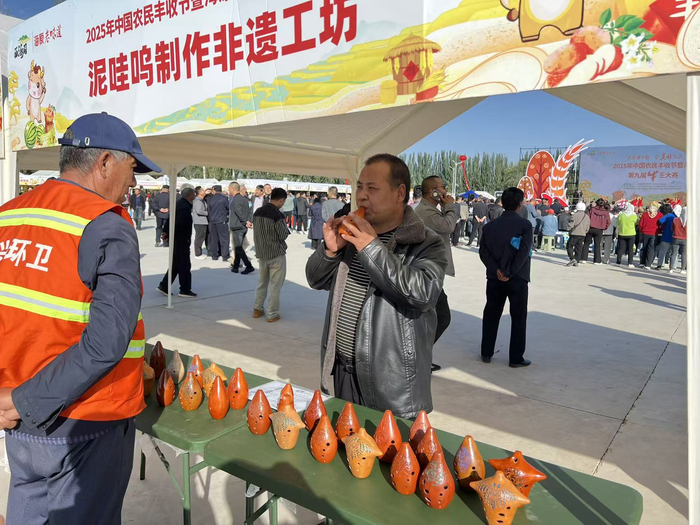 馬志龍帶著精美的泥哇嗚參加展銷。