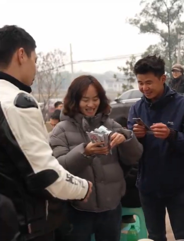 合川文旅委工作人員現(xiàn)場向網(wǎng)友分發(fā)當(dāng)?shù)鼐包c(diǎn)釣魚城的門票（央廣網(wǎng)發(fā) 合川文旅供圖）