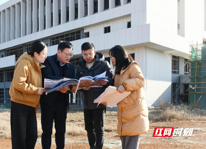 徐樂（左二）和同事們在審計項目現(xiàn)場。