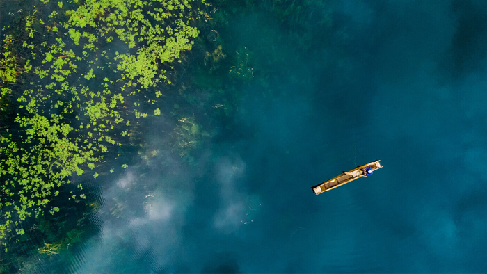 △泛舟麗江瀘沽湖的詩意生活。孫文軍 攝