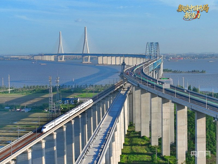 一列動車組列車從滬蘇通長江公鐵大橋上駛過（央廣網(wǎng)發(fā) 許叢軍 攝）