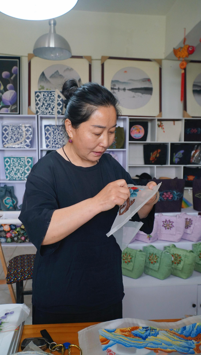 喬亞茹展示刺繡技藝。