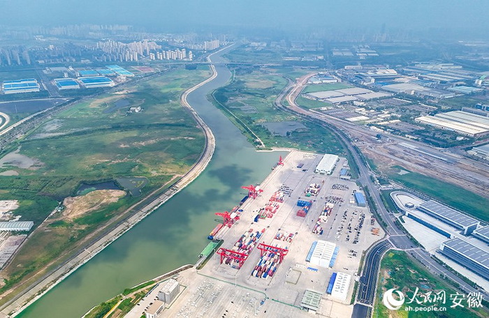 引江濟淮航線上的合肥派河港。人民網(wǎng)記者 苗子健攝