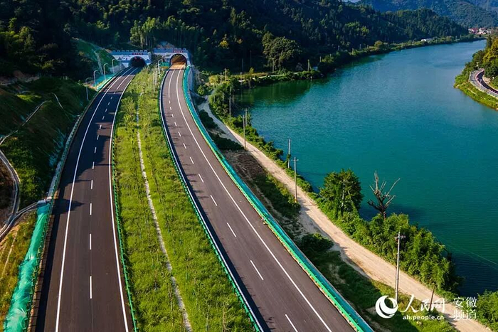 與秋浦河相伴而行的池祁高速。人民網(wǎng)記者 苗子健攝