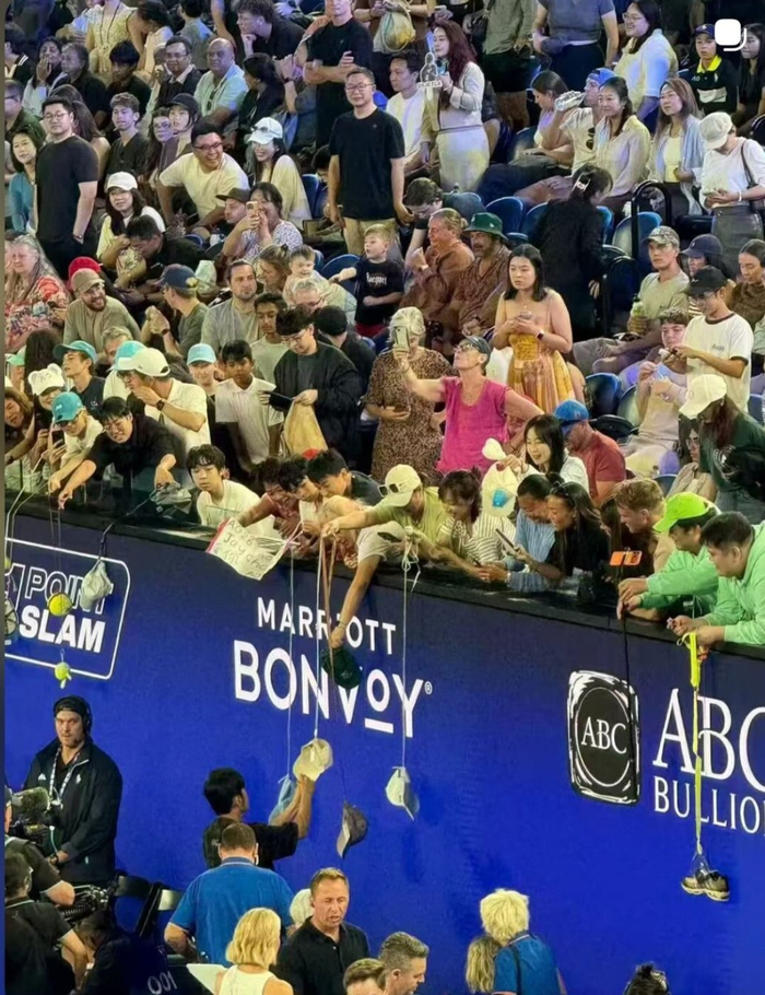 周杰伦在场边签名 图据其个人社交账号