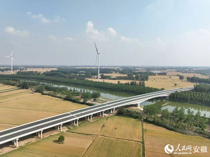 俯瞰徐淮阜高速淮北段。人民網(wǎng)記者 王銳攝