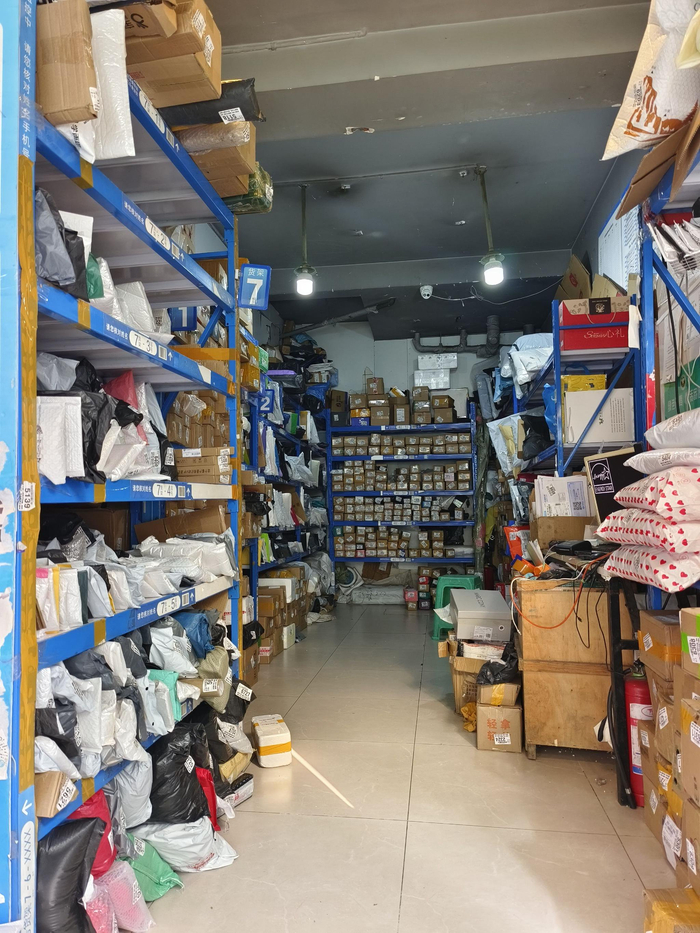 某家快递驿站内部景象