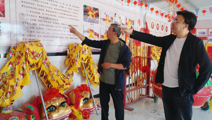 王新林（右）與非遺傳承人交流。