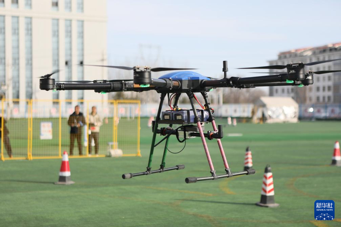 1月13日，學(xué)員與教練員在慶陽(yáng)市低空經(jīng)濟(jì)人才培養(yǎng)基地內(nèi)進(jìn)行民用無(wú)人機(jī)駕駛員執(zhí)照考試訓(xùn)練。助力新華社記者 張睿 攝