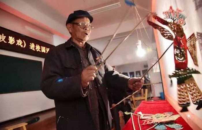 魏善義表演皮影。受訪者供圖