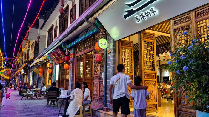 普洱古鎮(zhèn)民族團(tuán)結(jié)創(chuàng)業(yè)街區(qū)。廖琴 攝
