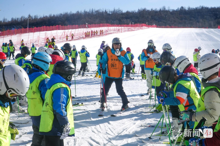 寶雞市渭濱區(qū)金陵小學(xué)的同學(xué)們正在鰲山滑雪場(chǎng)學(xué)習(xí)滑雪技巧。