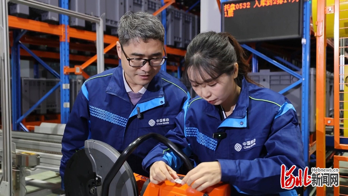 圖為河北移動技術人員安裝無源物聯(lián)標簽。