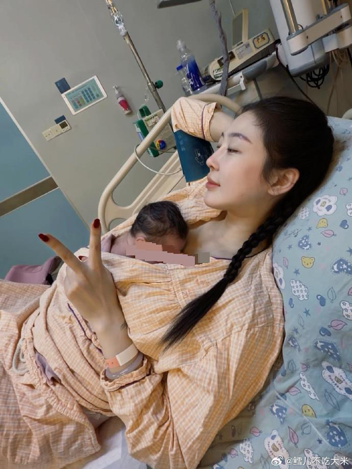 　秦雪官宣产子（图片来源：秦雪微博账号）