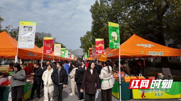 長沙供銷大集現(xiàn)場吸引市民駐足采購，熱鬧非凡。開年<strong></strong>