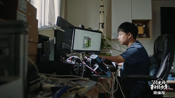 严弘森在工作室研究制造火箭