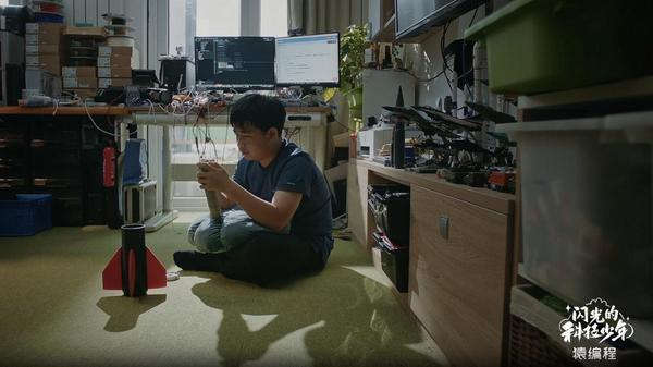 严弘森在工作室组装火箭