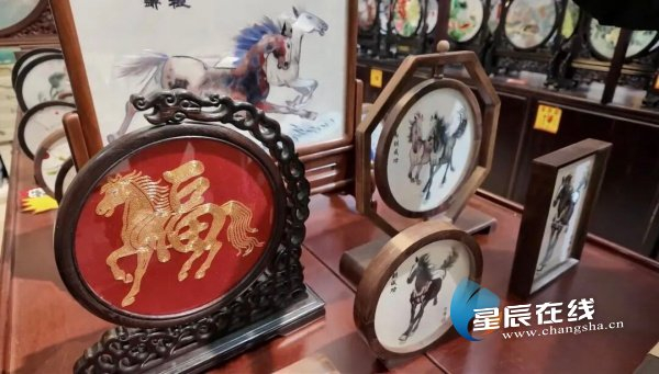 （象征“馬到成功”的生肖主題繡品。）