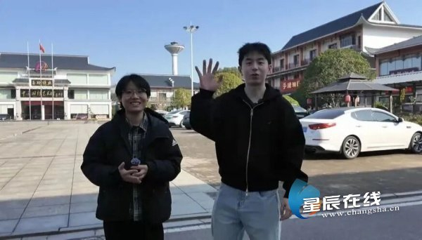 （年輕的非遺傳承人常江將作為本次采訪的導(dǎo)游，帶大家領(lǐng)略湘繡的坪湘魅力。）