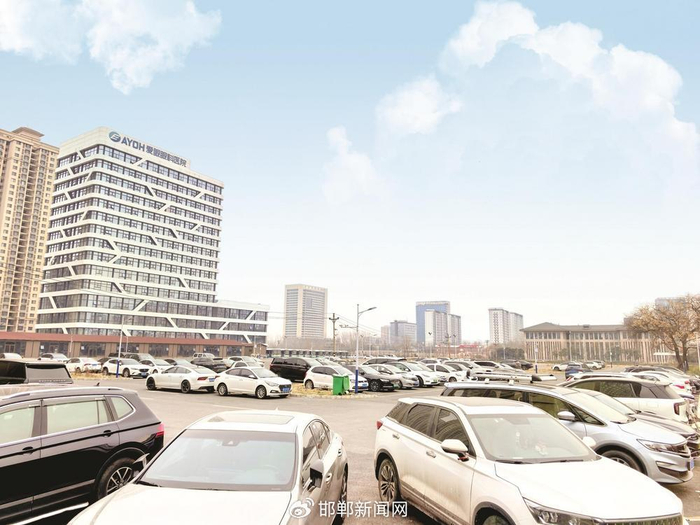 图为东柳北大街与诚信路交叉口西北角修建的便民停车场。 本报记者 郭晓月 摄​