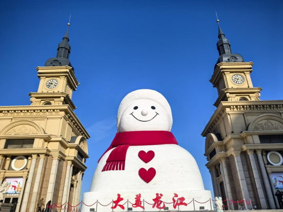 晴空下網(wǎng)紅大雪人笑迎八方客。（圖片由受訪者提供）