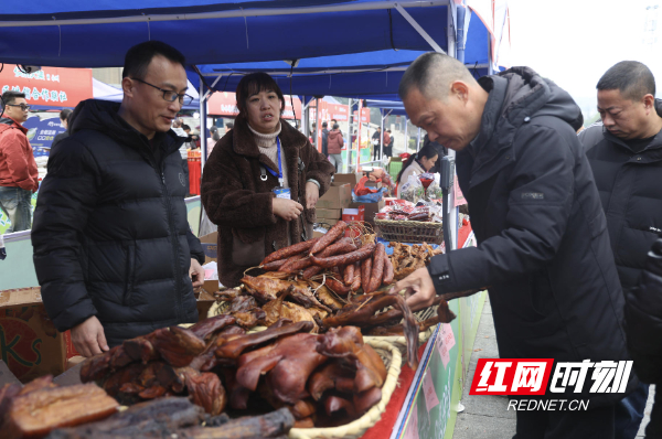 市民在永州供銷大集上選購特色農(nóng)產(chǎn)品。