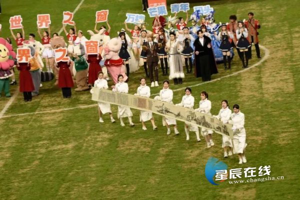 （2025湘超現(xiàn)場(chǎng)的《富春山居圖合璧圖》：由江再紅大師領(lǐng)銜繡制，以針線再現(xiàn)國(guó)寶“合璧”，寓意圓滿。圖片由開(kāi)福融媒提供）