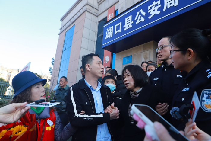 1月10日上午，在湖口縣公安局，這場跨越了三十六載的團(tuán)圓溫情上演。沈海斌 攝