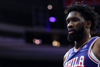 散漫！开场5分钟时间恩比德出现3次失误 被骑士打出8-0