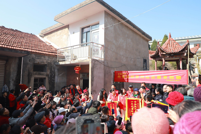 1月10日上午，在湖口縣流泗鎮(zhèn)喻家灣，聞訊趕來的鄉(xiāng)親們早已拉起了歡迎的橫幅。沈海斌 攝