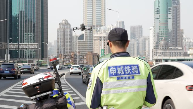 上海高架交警在南北高架操控无人机开展巡查。 上海市公安局供图
