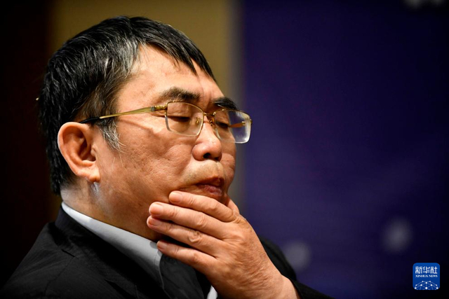   这是2019年10月23日，中国棋手聂卫平在2019年中韩围棋国手友谊赛中思考。新华社记者 郭绪雷 摄